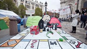 Instalacja artysty Banksyego wystawiona w czasie protestów Occupy London.