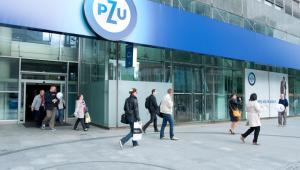 Wejście główne do siedziby PZU w Warszawie. fot. Materiały prasowe PZU